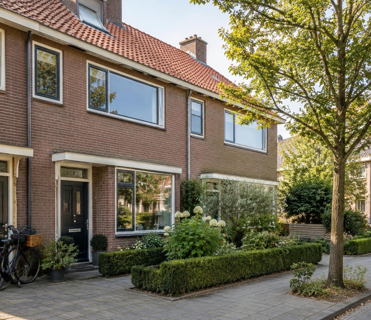 Goed onderhouden Nederlandse koopwoning in een rustige woonstraat.